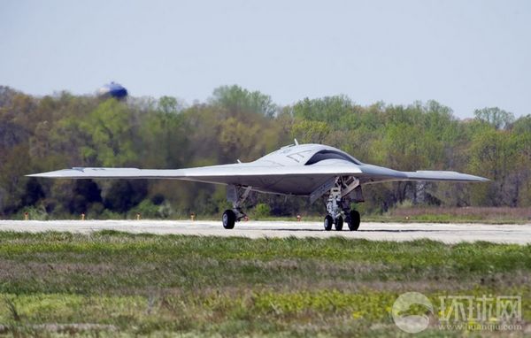 資料圖：X-47B無人機(jī)進(jìn)行飛行測試。