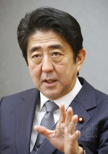 日本首相安倍晉三24日在官邸接受共同社采訪。