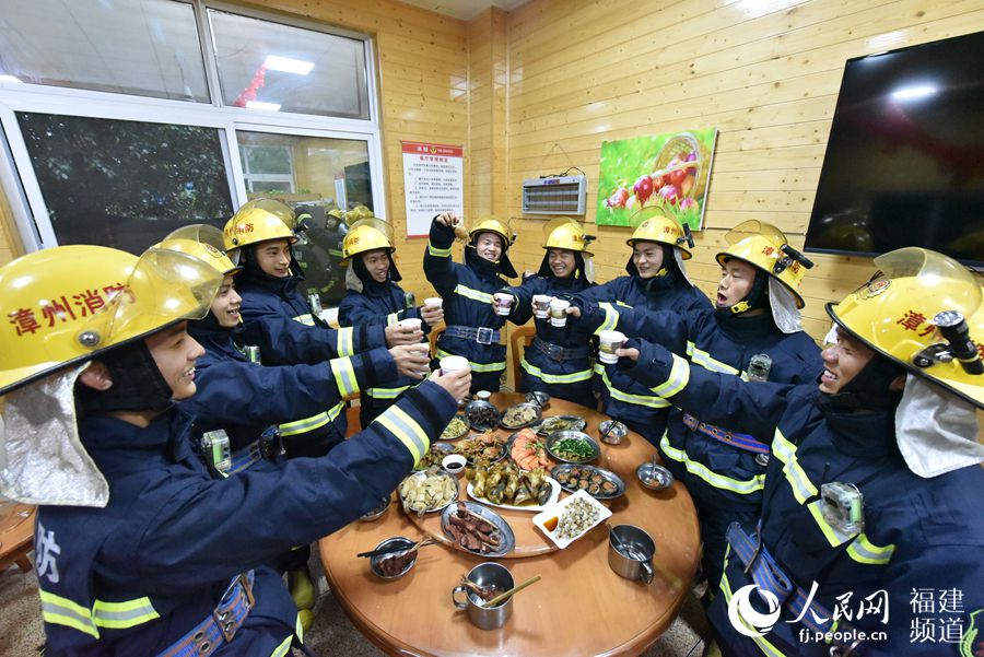 南靖縣消防救援大隊吃年夜飯 余杉芳攝