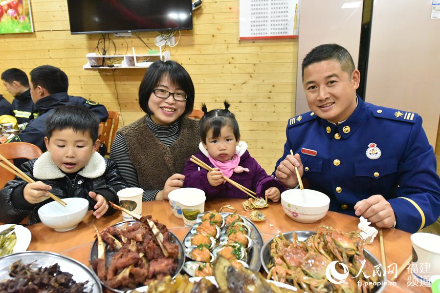 賴建華的妻兒是春運(yùn)的逆行者，今年過(guò)年來(lái)到大隊(duì)和他一起過(guò)年。 余杉芳攝