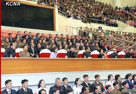 金正恩攜夫人觀(guān)看運(yùn)動(dòng)會(huì)為參賽選手鼓掌（圖）