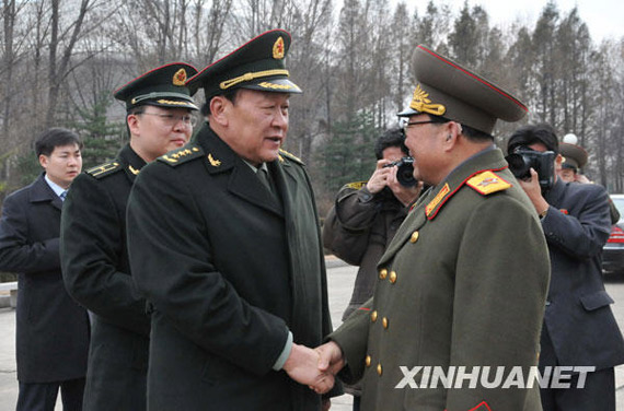 11月22日，朝鮮人民武力部部長金永春次帥（右）在平壤祖國解放戰(zhàn)爭勝利紀念塔廣場歡迎到訪的中國國務委員兼國防部長梁光烈。新華社記者姚西蒙攝