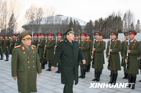 11月22日，中國國務委員兼國防部長梁光烈（右）在朝鮮人民武力部部長金永春次帥的陪同下，在平壤祖國解放戰(zhàn)爭勝利紀念塔廣場檢閱朝鮮人民軍儀仗隊。