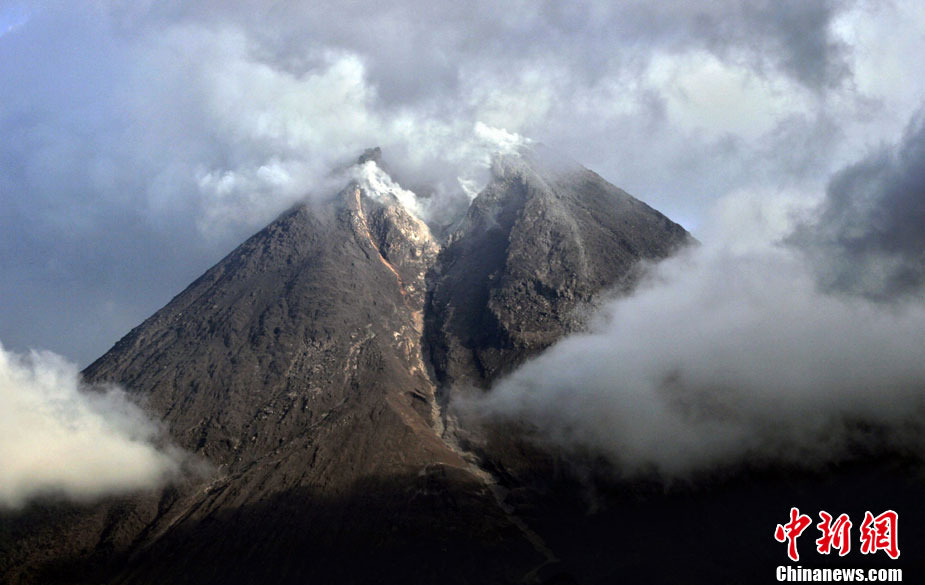 高清：印尼默拉皮火山再度噴出大量火山灰