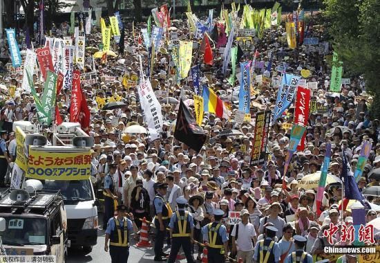 資料圖：當(dāng)?shù)貢r(shí)間7月16日，日本東京爆發(fā)“再見核電站”大集會。據(jù)主辦方透露，約有17萬人參加了此次活動。集會者呼吁關(guān)閉日本所有核電站，實(shí)現(xiàn)“無核化”。