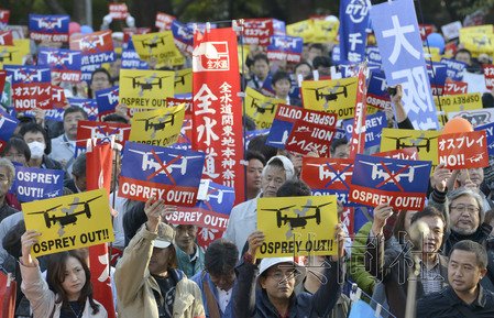 東京數(shù)千人集會抗議美軍在日部署“魚鷹”機(jī)