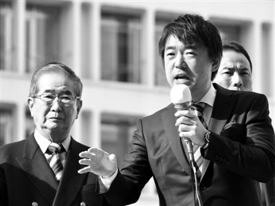 29日，日本著名極右翼分子石原慎太郎（左）和新生代右翼政客橋下徹在東京街頭演講拉票。