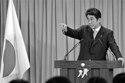 17日，東京自民黨總部大樓，安倍晉三勝選后召開新聞發(fā)布會。