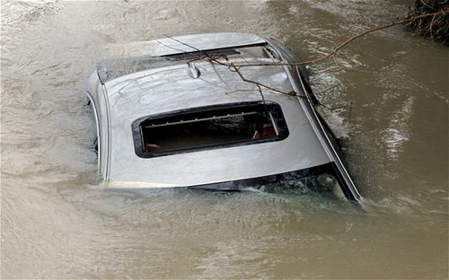 在英國艾克塞斯，一輛車被洪水淹沒。