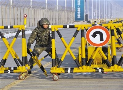 2月13日，朝韓邊境，韓國方面在通往朝鮮金剛山工業(yè)園區(qū)的韓國道路上設(shè)置路障。