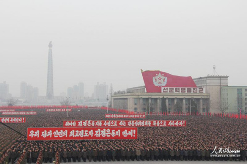 2013年2月14日，朝鮮在首都平壤的金日成廣場(chǎng)舉行了超過10萬(wàn)人參加的平壤市軍民聯(lián)歡大會(huì)，慶祝第三次地下核試驗(yàn)成功。攝影：人民網(wǎng)記者 王莉