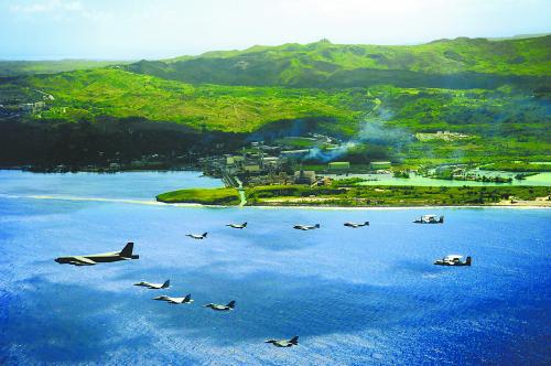 美國空軍飛行編隊在關(guān)島進行演習(xí)的資料圖片