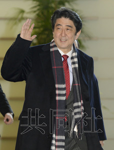 圖為2月21日上午安倍步入官邸。