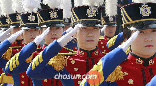 韓國軍隊杰出“巾幗”劇增憂男學(xué)生水平下降