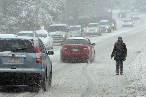 美國東部遭暴風(fēng)雪侵襲波士頓等地積雪逾30厘米