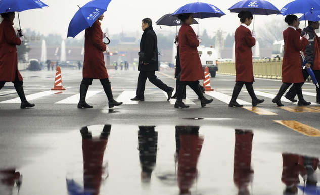 兩會(huì)花絮：大會(huì)堂前的雨趣