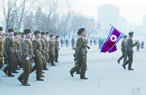 16日，一隊朝鮮士兵走過平壤街頭。