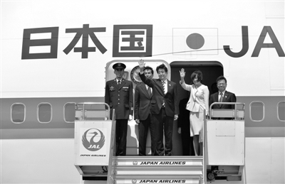 4月28日，日本首相安倍晉三攜夫人一同前往俄羅斯，交流領(lǐng)土和經(jīng)濟(jì)合作問題。這是日本首相十年來首次正式訪問俄羅斯。