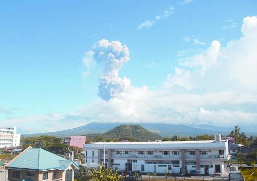 5月7日，菲律賓呂宋島東南部的馬榮火山發(fā)生噴發(fā)。據(jù)報道已造成5人死亡。