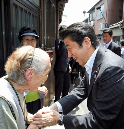 安倍親身體驗全球最細注射針頭稱試過了不疼