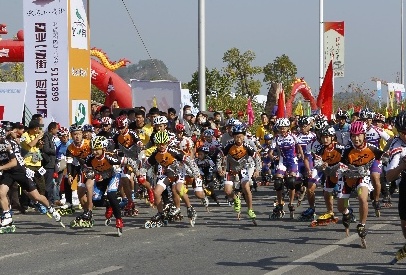 圖文：武夷山公路輪滑馬拉松賽 運動員在比賽