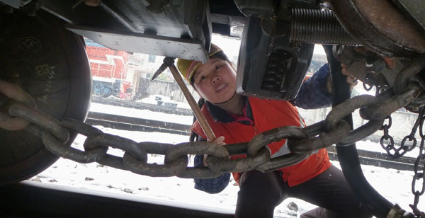 南鐵南昌南車輛段女職工大雪紛飛保車輛運行安全