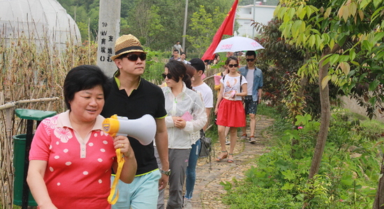 “清新福建”生態(tài)公益活動采訪團走進長汀縣南坑新村