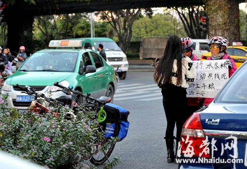 騎行者行乞多半是騙子:給我們一點(diǎn)錢(qián) 隨便他們說(shuō)