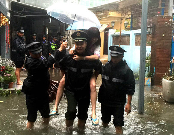 民警從積水處背出被困群眾。