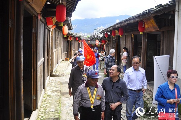 長汀縣鐘屋村紅軍街保存完好，成了紅色旅游的熱點。 吳隆重 攝