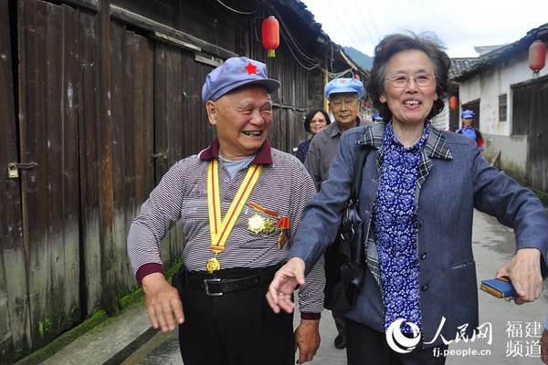 老紅軍與新四軍后代一起重走長(zhǎng)征路。 吳隆重 攝