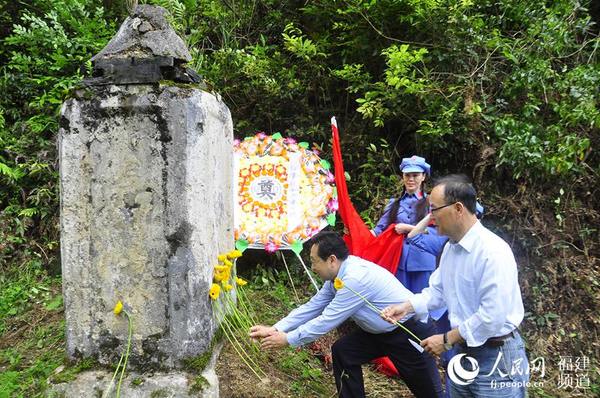 在無名烈士紀(jì)念碑緬懷松毛嶺戰(zhàn)斗中犧牲的紅軍戰(zhàn)士。 吳隆重 攝