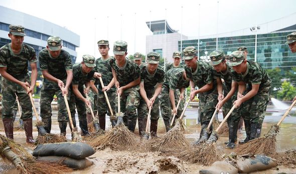 武警福建總隊(duì)出動(dòng)500名官兵清通路障保暢通