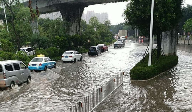 泉州：考生冒雨參加中考 大雨致多地積水嚴(yán)重