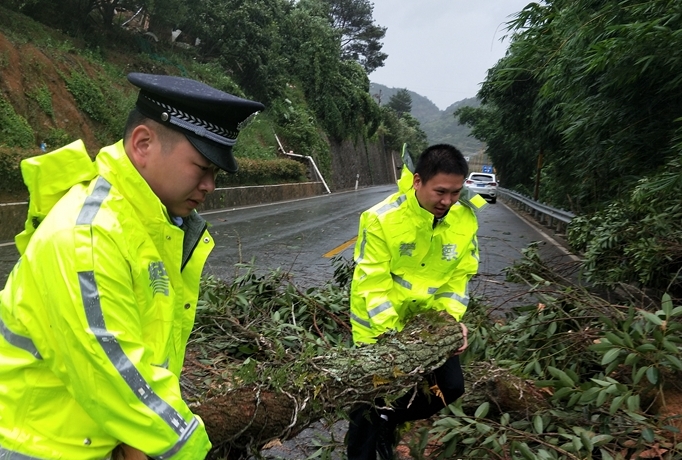 福州警方全力抗擊臺(tái)風(fēng)“瑪莉亞” 救助被困群眾4239名