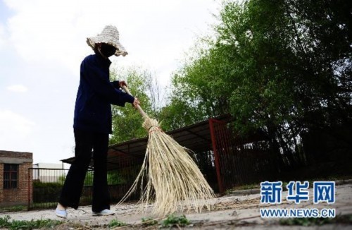 5月17日，中國鋁業(yè)青海分公司職工羅靜源在公司內(nèi)清掃垃圾。新華社記者張宏祥攝