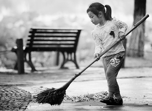 西湖邊最小的“清潔工” 幫奶奶掃地的5歲女孩