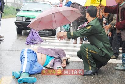 消防員路遇婦女車禍重傷為其撐傘遮雨感動網(wǎng)友