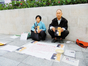 “最牛乞丐”著書談行乞路病情加重父母賣書救子