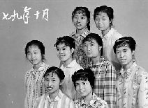 1979年10月，這一次，變化悄悄顯現(xiàn)，有人燙起了新潮的發(fā)型，梳起了卷卷的劉海。