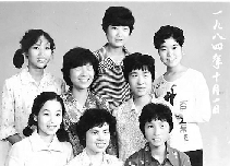 　1984年10月1日，不知是不是短發(fā)流行，女孩們形象大變，8個人中有6個剪短了頭發(fā)。