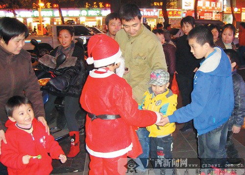 小嘉璐正在街上派送禮物。 記者 趙敏攝