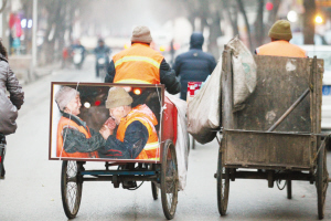 　■三輪車后邊的這幅照片感動了眾多網友，這對環(huán)衛(wèi)工老兩口已經相伴走過了50年。 　