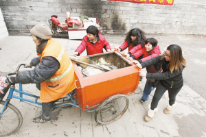 　■熱心人士幫大媽推車。 　