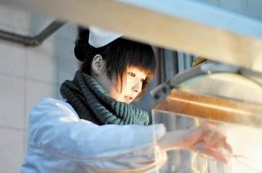 華中師大東二食堂的一名22歲女服務(wù)員則因外貌清純似10余歲的少女，周邊高校大學(xué)生稱為“華師萌廚娘”。