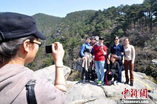 3月8日，廬山陽光明媚，春意盎然，該山連續(xù)十年在“三八國際婦女節(jié)”對女性游客免費(fèi)?！±钪覗|　攝