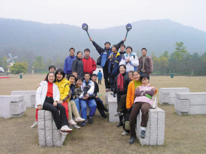 　　高一時(shí)，全班去太子灣公園玩。右二穿著黃色衣服的是張京。左上中間穿著黑衣服的女孩是也進(jìn)了外交部的趙婷，圍紅色格子圍巾的是胡躍波老師。圖片由胡躍波老師提供src=