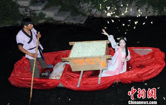 福建漢服愛好者七夕夜舉行傳統(tǒng)祭星乞巧儀式