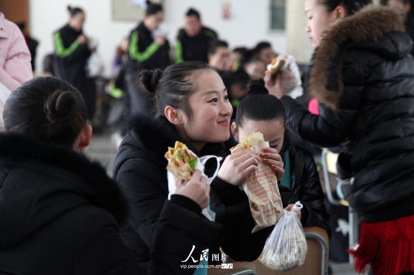 2014年2月17日，山東濱州，背著大包小包的藝考考生在濱州學(xué)院報(bào)名點(diǎn)候考。