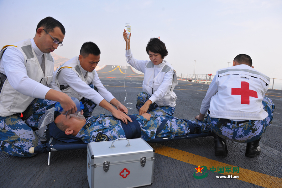 遼寧艦女艦員任穎琦參加戰(zhàn)傷救護(hù)演練。本網(wǎng)通訊員 張凱 攝